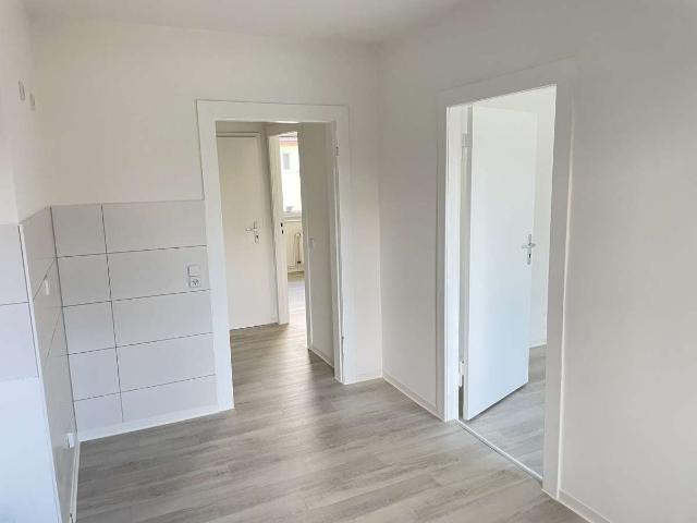 Strahlend weiß! Sanierte 2 Zimmer Wohnung mit Balkon