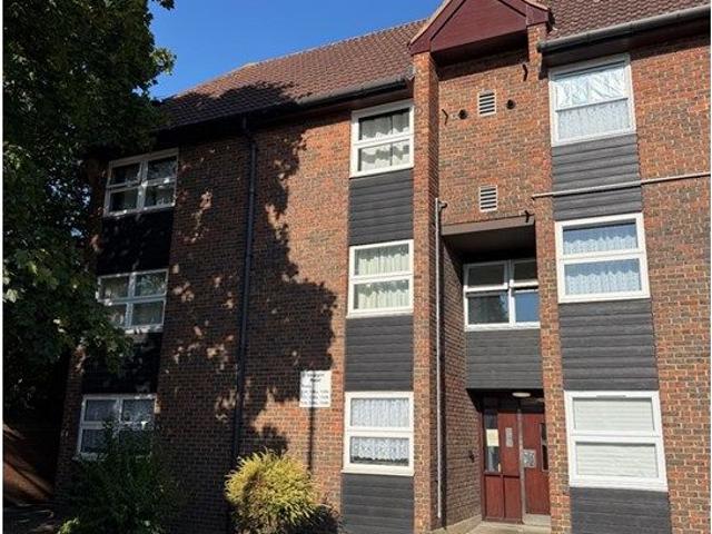 Straight Road, Romford RM3, 1 bed flat to rent, £1,200 pcm | PrimeLocation