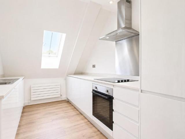 Strand On The Green, Chiswick W4 1 bed apartment to rent £1,900 pcm £438 pw