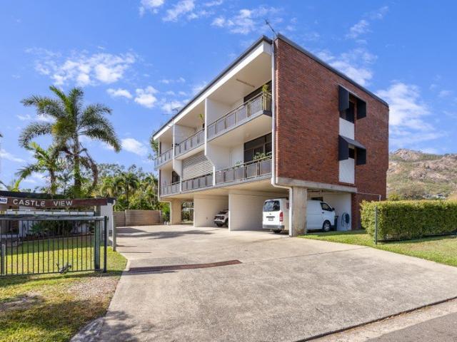 Strand Lifestyle with Castle Hill and Magnetic Island Views