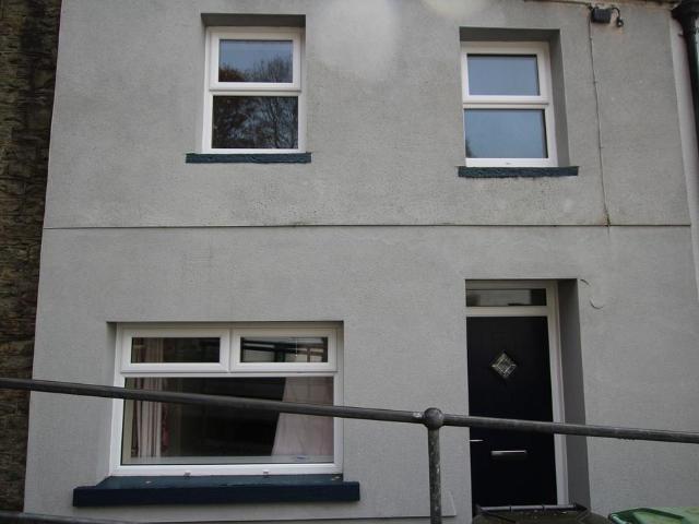 Strand Street, Mountain Ash, CF45 2 bed terraced house to rent £700 pcm £162 pw