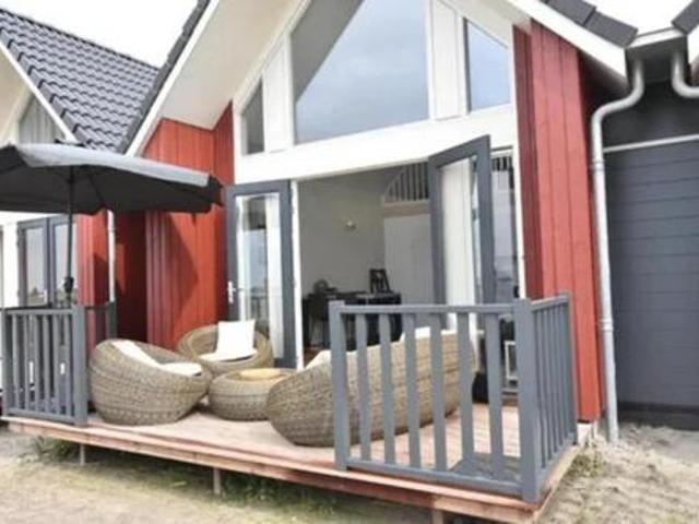 Strandhütte direkt an einem Erholungssee