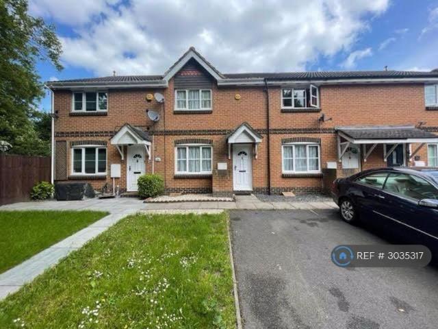 Stranraer Gardens, Slough, SL1 3 bed terraced house to rent £1,850 pcm £427 pw