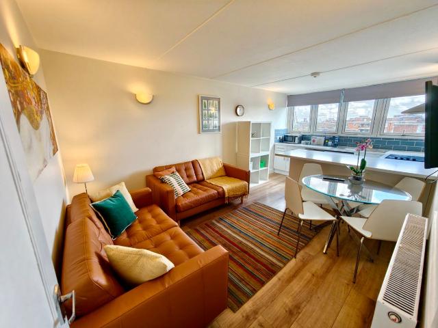 Strasburg Road, London SW11, 3 bed flat to rent, £3,000 pcm | PrimeLocation