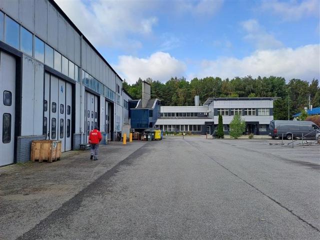 Przemysłowy obiekt 3 273 m² z magazynami i biurami
