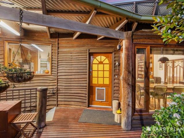 Eco lifestyle property on half an acre, walk to town! Location!