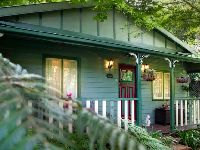 Strawberry Patch circa 1912 The perfect mountains cottage for your weekend getaway! Viewings by appointment only