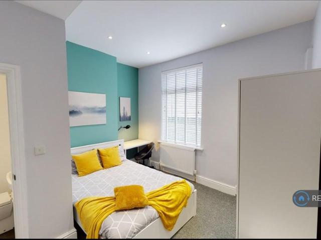 Strawberry Road, Salford, M6 1 bed in a house share to rent £700 pcm £162 pw