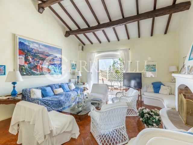 Strategicamente ubicata alle spalle di Porto Ercole, in posi. 400m² Monte Argentario