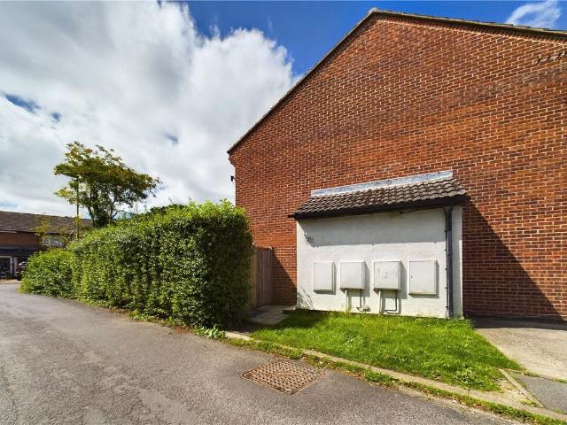 Stratfield Avenue, Tadley RG26, 1 bed detached house to rent, £1,200 pcm | PrimeLocation