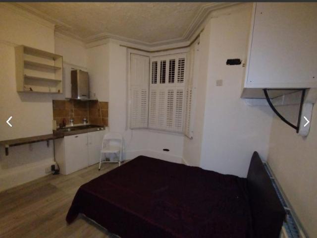 Stratford ensuite studio room own shower wc kitche