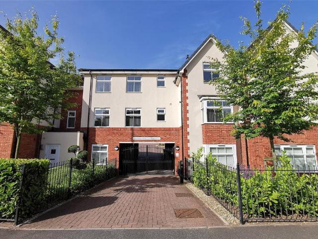 Stratford Road, Shirley, Solihull. 2 bed flat to rent £1,475 pcm £340 pw