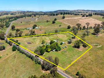 Strathbogie Tablelands Productive 8.4 Acres Comfortable Home with Dual Living Bore Water Shedding