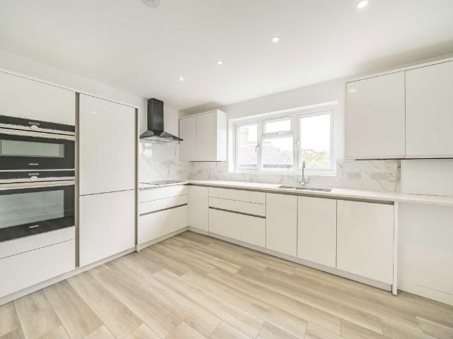 Strathblaine Road, Battersea SW11, 2 bed flat to rent, £2,750 pcm | PrimeLocation