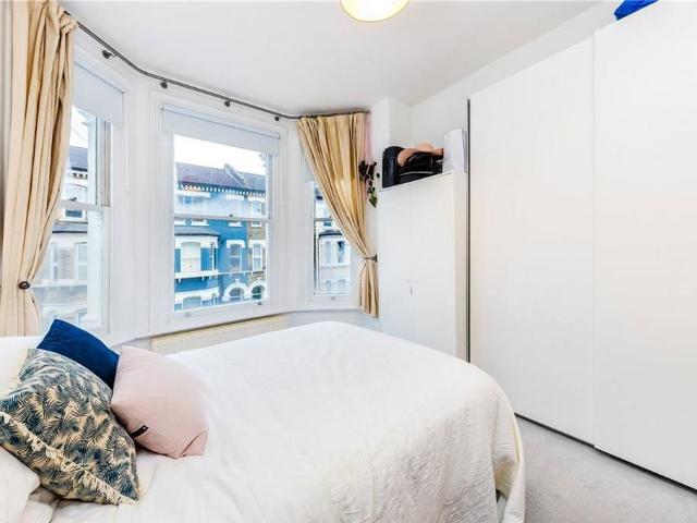 Strathblaine Road, London SW11 1 bed flat to rent £2,200 pcm £508 pw
