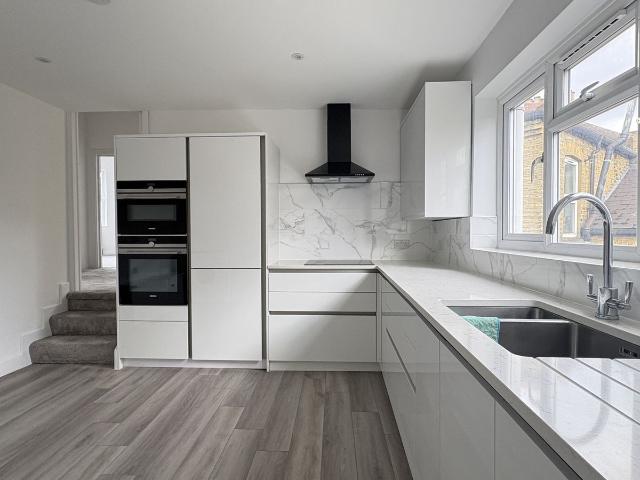 Strathblaine Road, London SW11, 2 bed maisonette to rent, £2,750 pcm | PrimeLocation