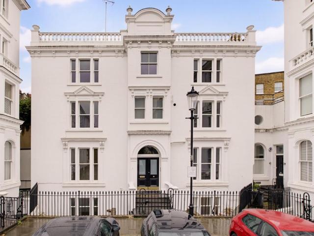 Strathmore Gardens, London, W8 Studio to rent £2,491 pcm £575 pw