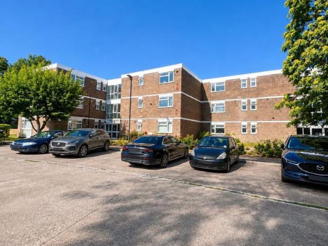 Stratton Close, Edgware HA8 2 bed flat to rent £1,895 pcm £437 pw