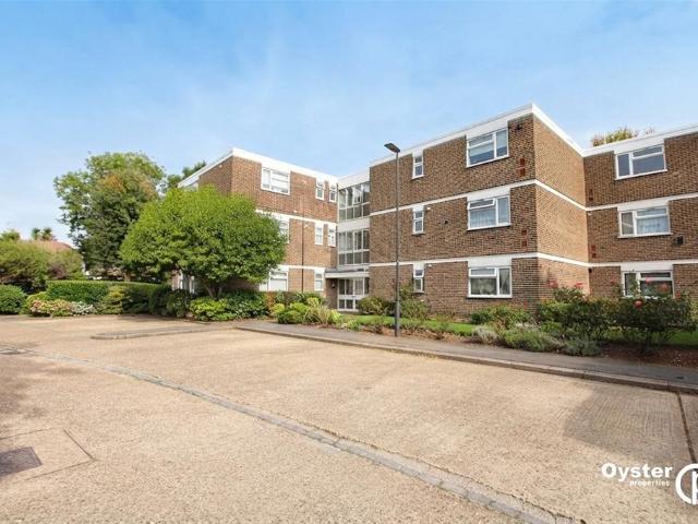 Stratton Close, Edgware, HA8 2 bed flat to rent £1,900 pcm £438 pw
