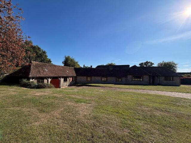 Stream Lane, Pulborough, RH20 4 bed detached bungalow to rent £3,500 pcm £808 pw