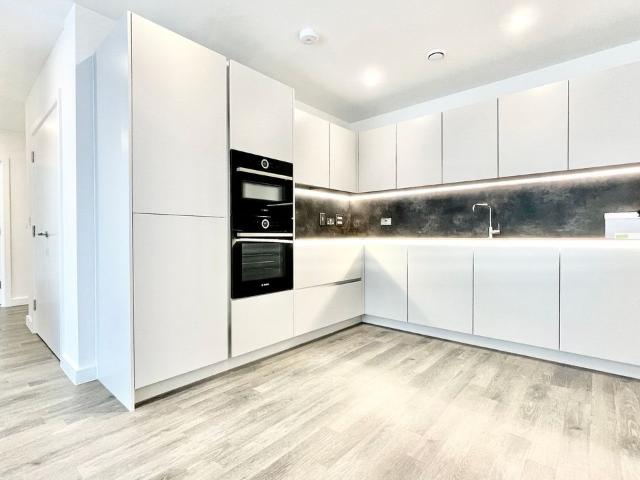 Streamdale Road, London W3, 2 bed flat to rent, £2,750 pcm | PrimeLocation
