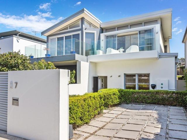 Streamlined Beachside Luxury Overlooking Gordons Bay