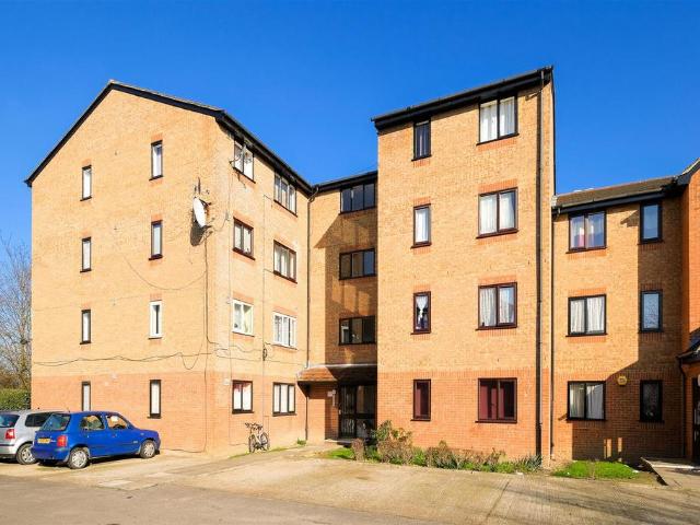 Streamside Close, Edmonton, N9 2 bed flat to rent £1,650 pcm £381 pw