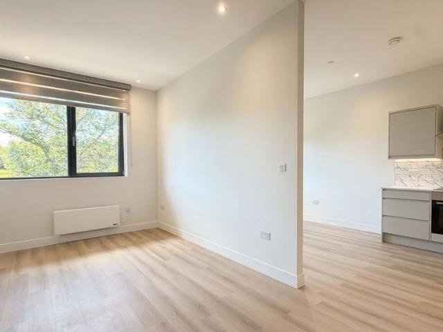 Streamside House, Cowley Business. 1 bed property to rent £1,475 pcm £340 pw