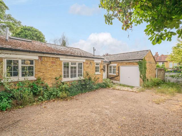 Streatham Common South, Streatham, London SW16, 4 bed bungalow to rent, £2,900 pcm | PrimeLocation