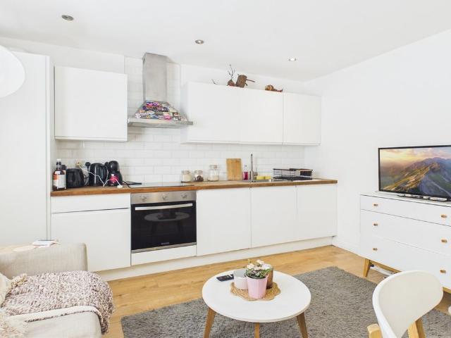 Streatham High Road, London SW16, 1 bed flat to rent, £1,300 pcm | PrimeLocation