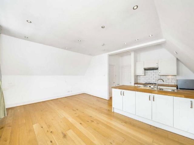Streatham High Road, London SW16 1 bed flat to rent £1,475 pcm £340 pw