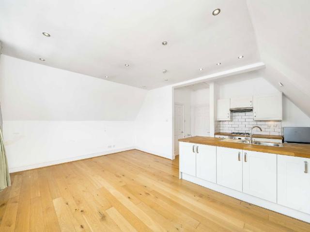 Streatham High Road, London SW16, 1 bed flat to rent, £1,475 pcm | PrimeLocation