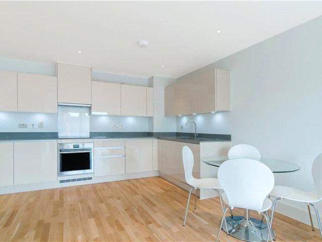 Streatham High Road, London, SW16 2 bed apartment to rent £2,250 pcm £519 pw