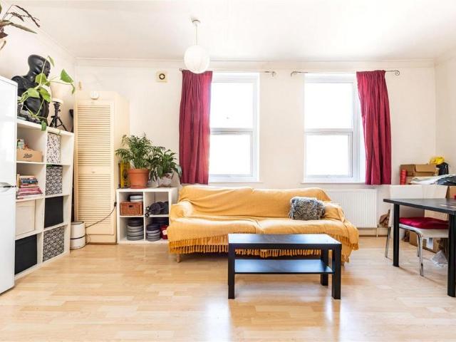 Streatham High Road, London SW16 2 bed flat to rent £1,700 pcm £392 pw