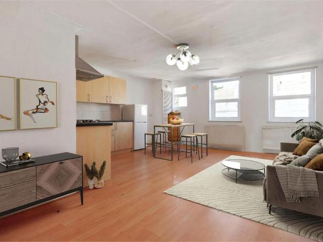 Streatham High Road, London SW16 2 bed flat to rent £1,800 pcm £415 pw