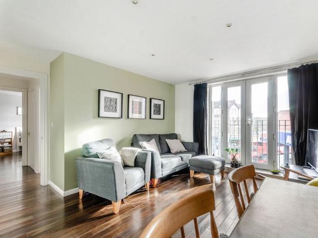 Streatham High Road, Streatham. 2 bed flat to rent £2,250 pcm £519 pw
