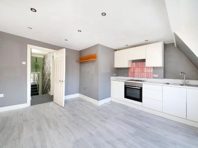 Streatham High Road, Streatham Vale SW16, 1 bed flat to rent, £1,500 pcm | PrimeLocation