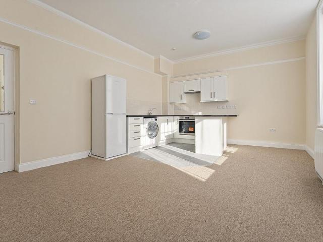 Streatham High Road, Streatham Hill. 1 bed flat to rent £1,500 pcm £346 pw