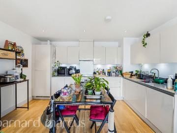 Streatham High Road, Streatham SW16, 2 bed flat to rent, £2,100 pcm | PrimeLocation