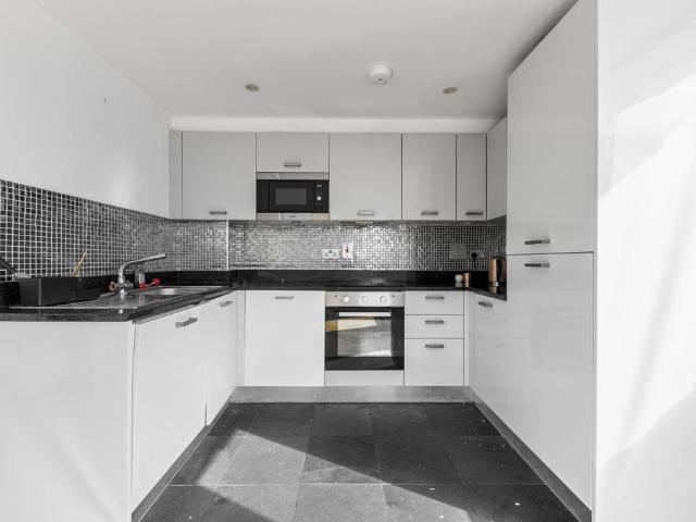 Streatham Place, London SW2 2 bed apartment to rent £2,000 pcm £462 pw