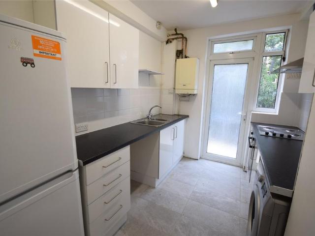 Streatham Road, Surrey CR4 4 bed terraced house to rent £2,400 pcm £554 pw