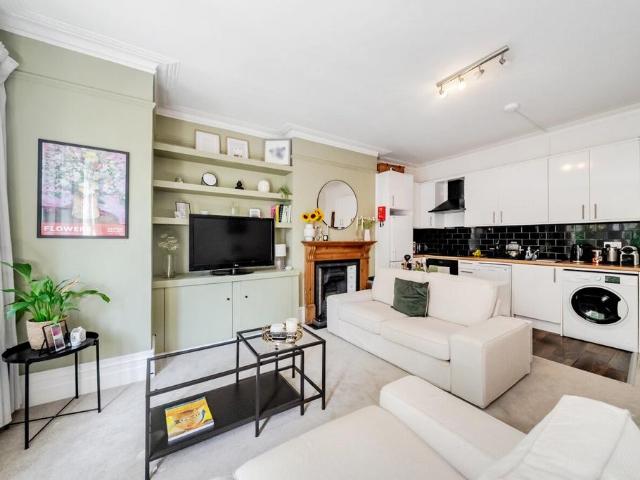 Streathbourne Road, Balham, London, SW17 3 bed flat to rent £3,350 pcm £773 pw