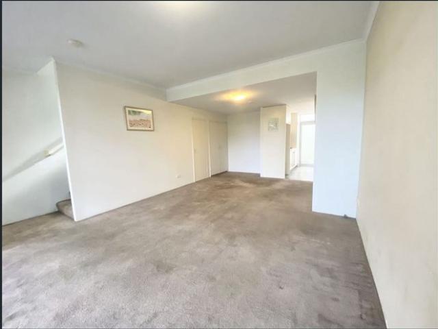 Street access split level 2 Bedrooms for RENT at Form!