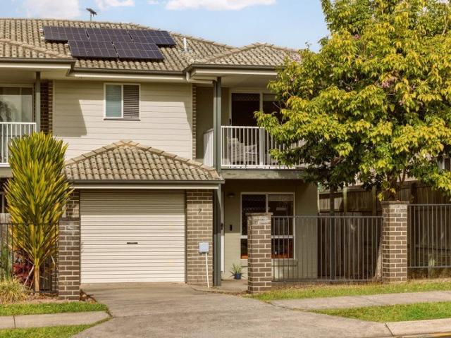 Street Facing Townhouse in a Convenient Location