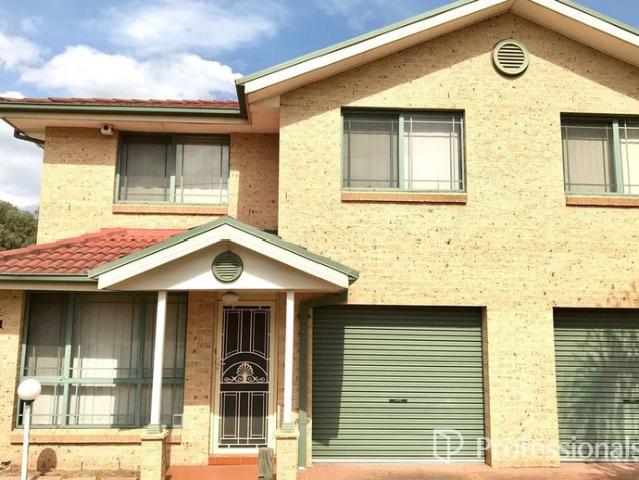 STREET FACING TOWNHOUSE IN PRIME LOCATION!