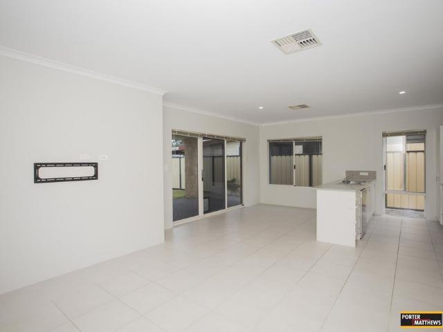 STREET FRONT LIVING FRESH, SPACIOUS & PERFECTLY LOCATED