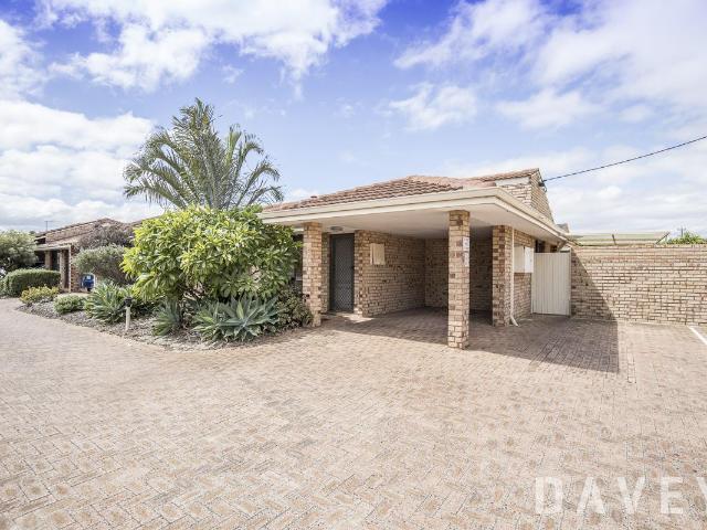 STREET FRONT SPACIOUS 3 BEDROOM VILLA WITH LARGE COURTYARD