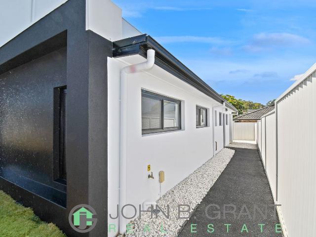 STREET FRONTAGE GRANNY FLAT!