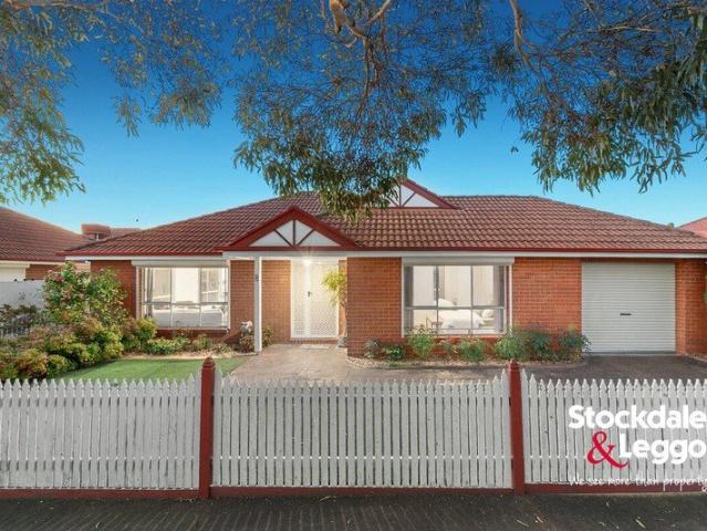 Street Frontage Living in the Heart of Glenroy!