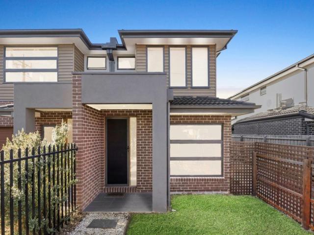 Street Frontage Living with Family Flexibility